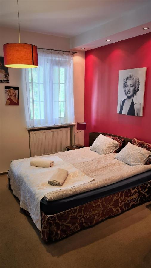 Pokoje Goscinne W Starym Kinie Ustka Buitenkant foto